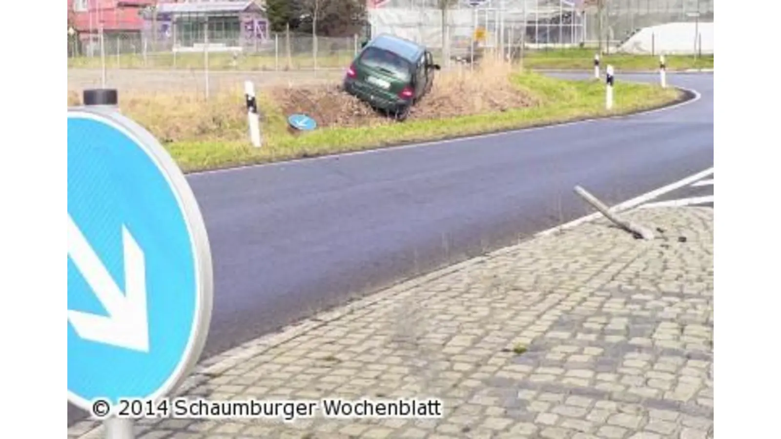 Auto steckt im Zaun (Foto: al)