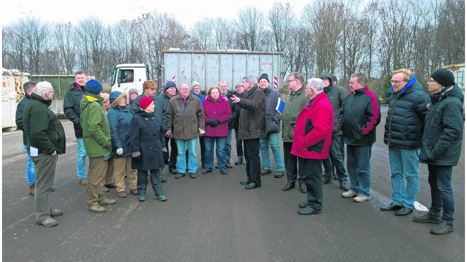 Bürger diskutieren mit Politikern (Foto: tau)