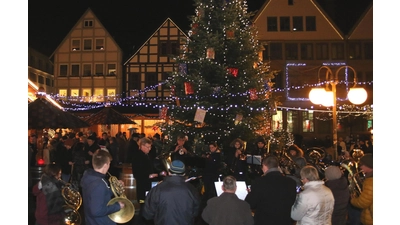Noch bis zum 21. Dezember wird der Weihnachtsmarkt für besinnliche Stimmung auf dem Stadthäger Marktplatz sorgen. (Foto: Borchers, Bastian [bb] (bbborchers@arcor.de, borchers))