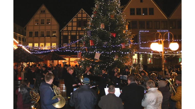 Noch bis zum 21. Dezember wird der Weihnachtsmarkt für besinnliche Stimmung auf dem Stadthäger Marktplatz sorgen. (Foto: Borchers, Bastian [bb] (bbborchers@arcor.de, borchers))