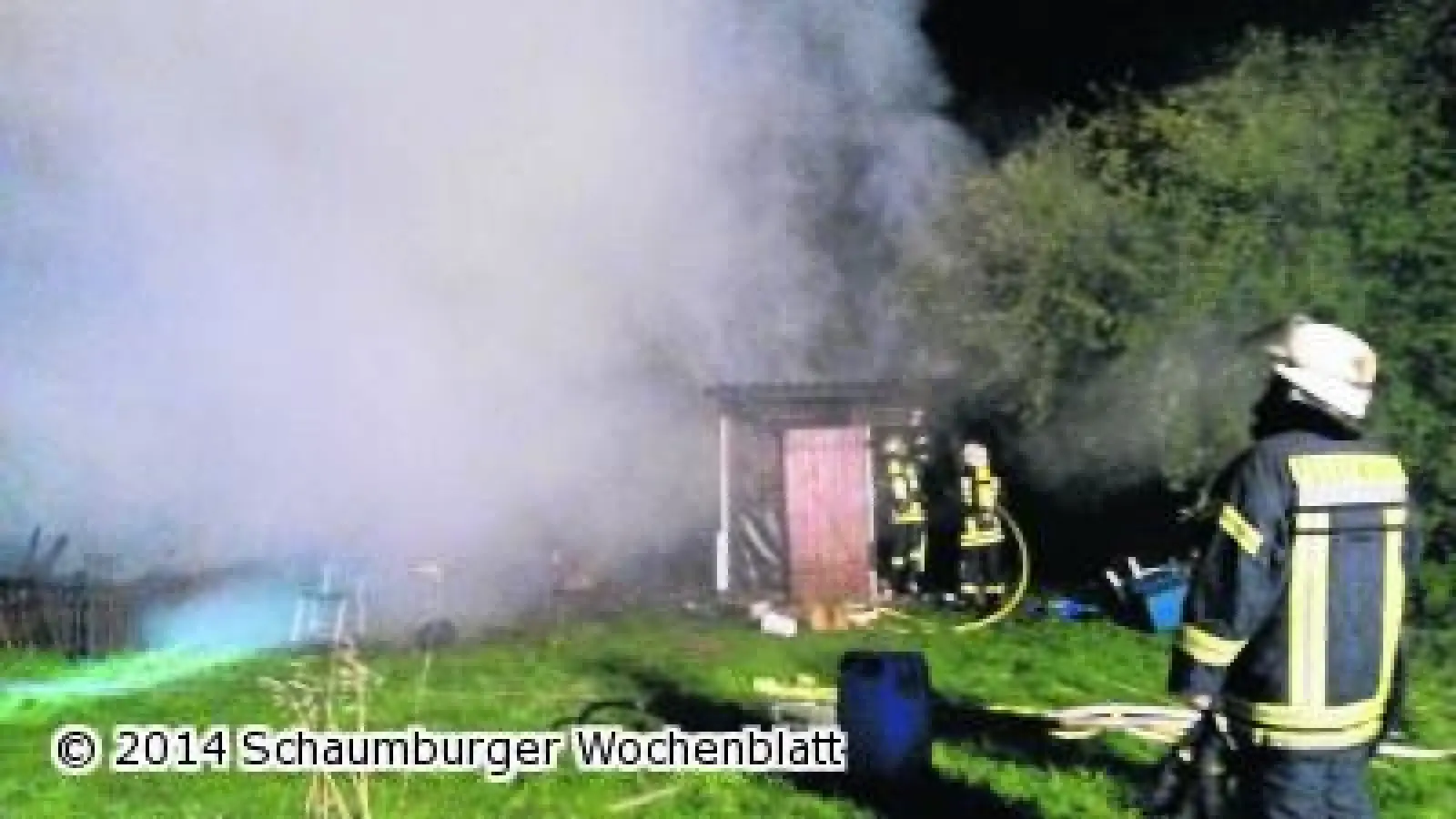 Gartenhaus steht in Flammen (Foto: mk)