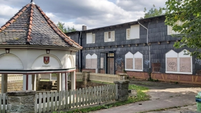 Das Wäschehaus in Rodenberg (re.), daneben der historische Kurbrunnen. (Foto: gk)