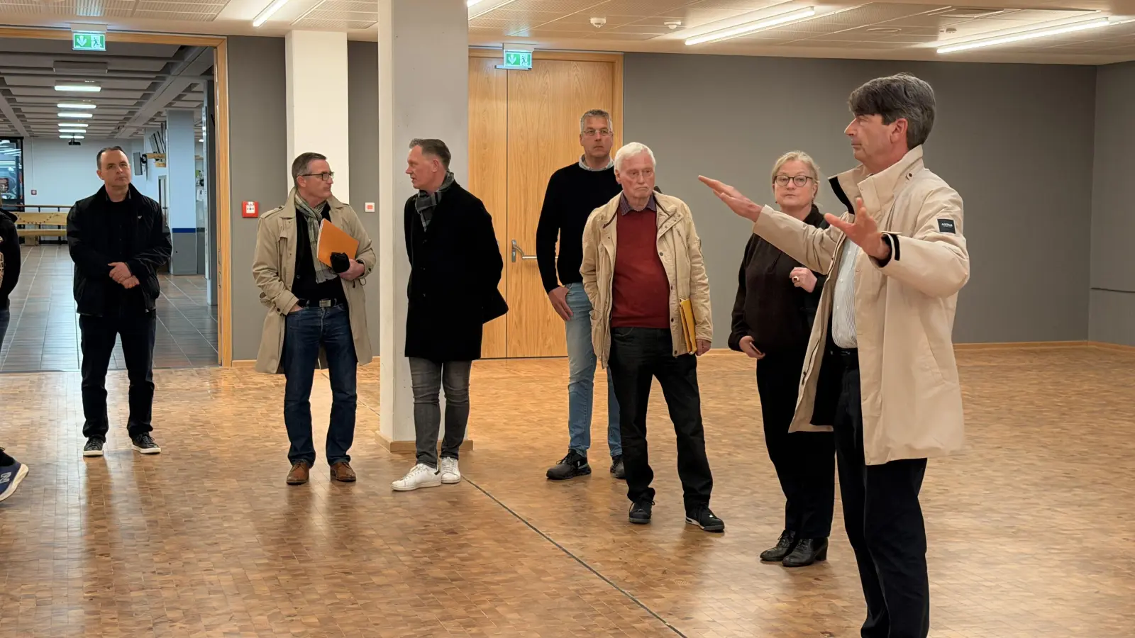 Wohlfühltermin noch in der neuen Aula des Gymnasium Ernestinum „ErnA”. Hier werden aktuell noch der Eingangsbereich und das Foyer ertüchtigt.  (Foto: ste)