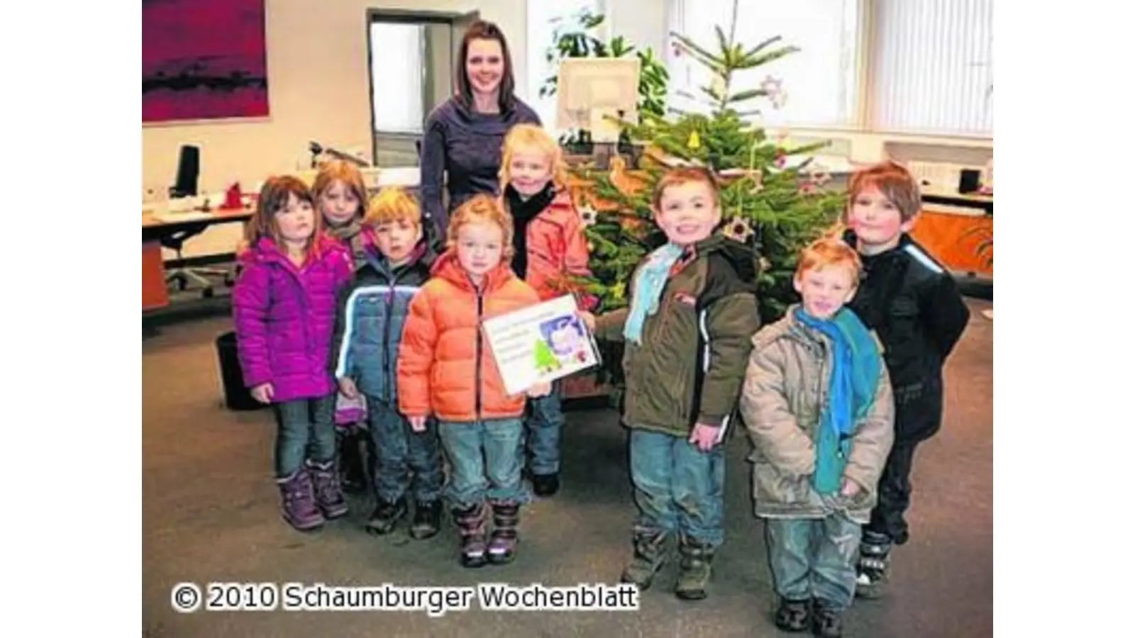 Kinder schmücken Tannenbaum (Foto: red)
