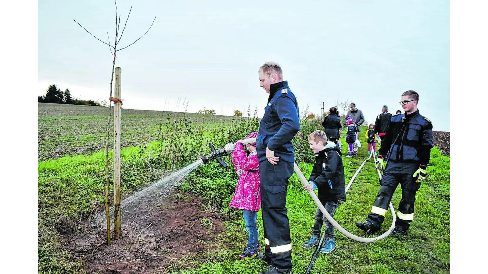 Kinder pflanzen Bäume für mehr Klimaschutz (Foto: red)