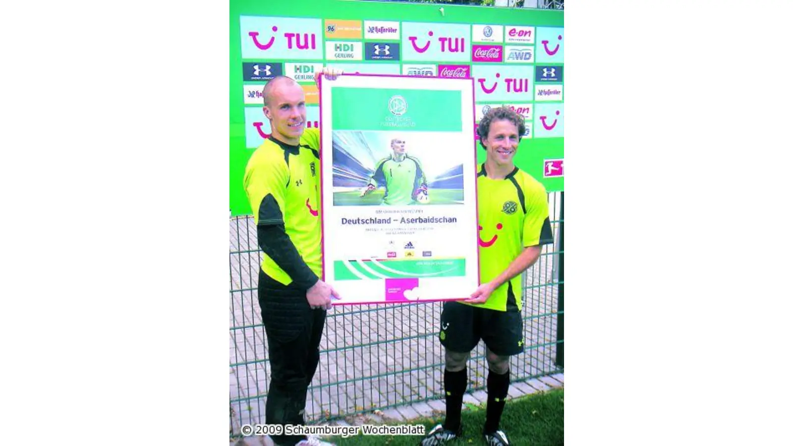 Enke unterschreibt für Kinderherz (Foto: ih)