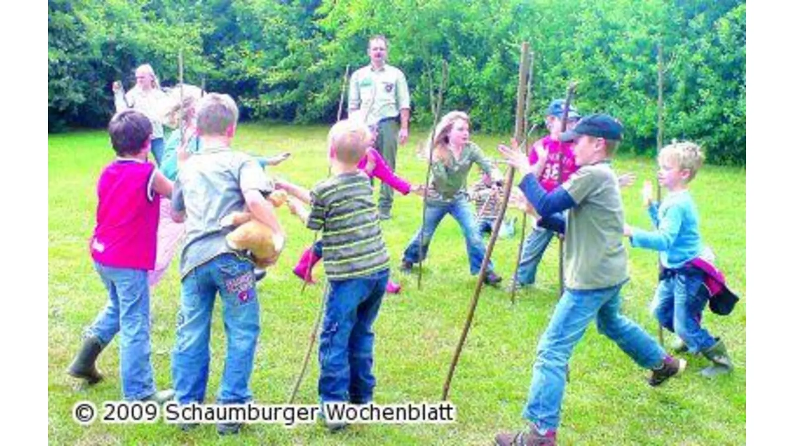 Viele Kinder beim Waldabenteuer (Foto: wtz)