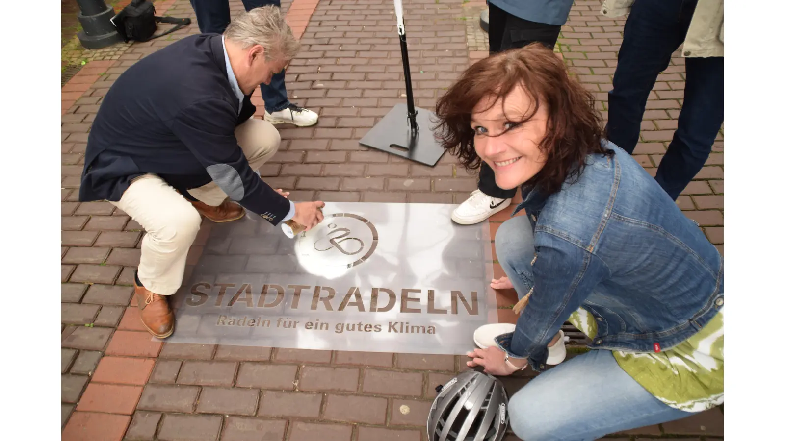 Bürgermeister Oliver Theiß und Stadthagens Stadtradeln-Koordinatorin Claudia Schößler, beim Sprühen des Werbelogos in der Innenstadt (Mai 2023). (Foto: ab)