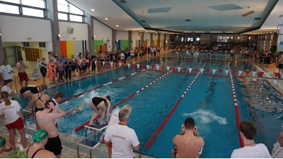 Ein volles Hallenbad in Bad Nenndorf bei der DLRG-Veranstaltung. (Foto: privat)