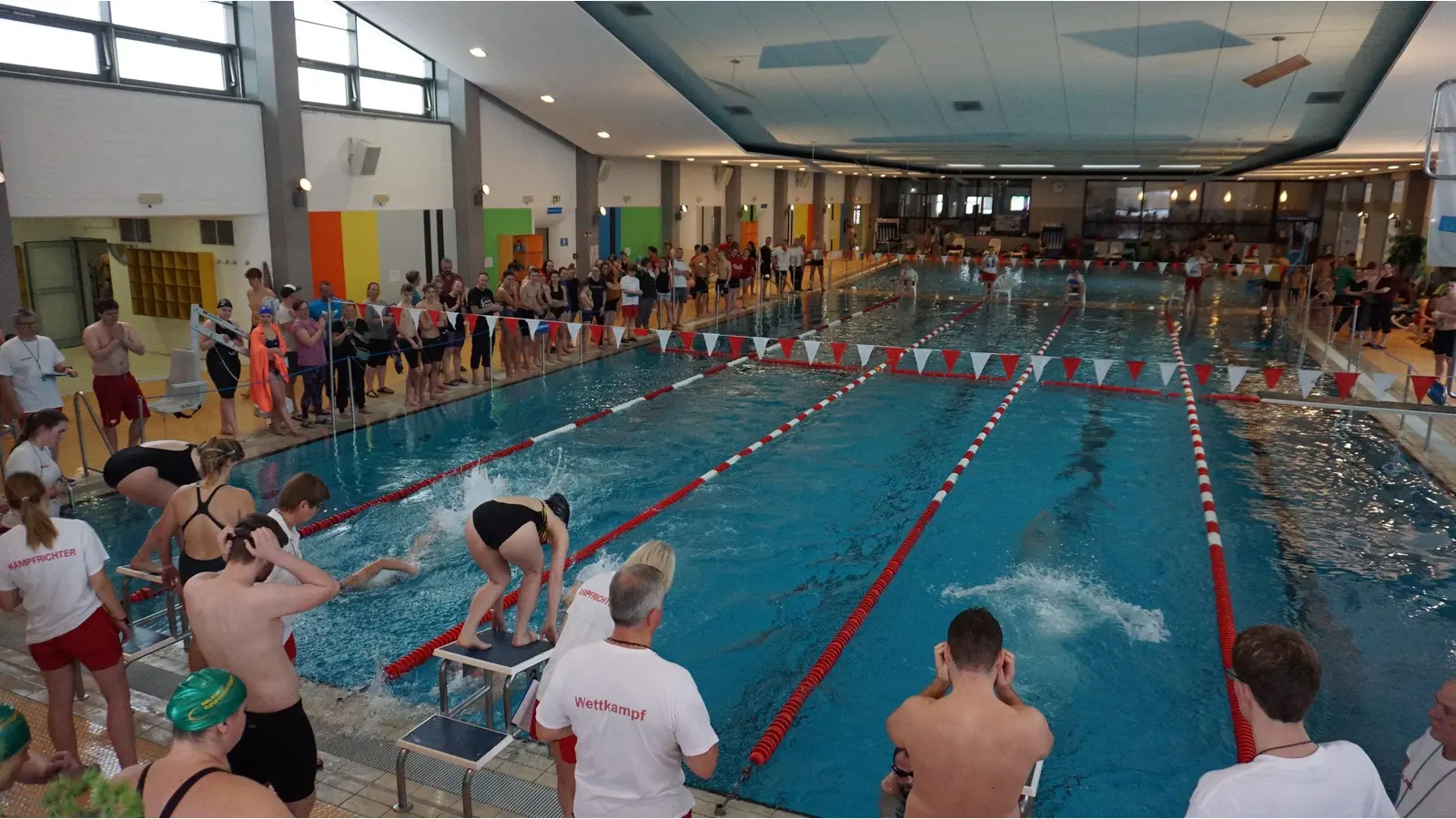 Ein volles Hallenbad in Bad Nenndorf bei der DLRG-Veranstaltung. (Foto: privat)