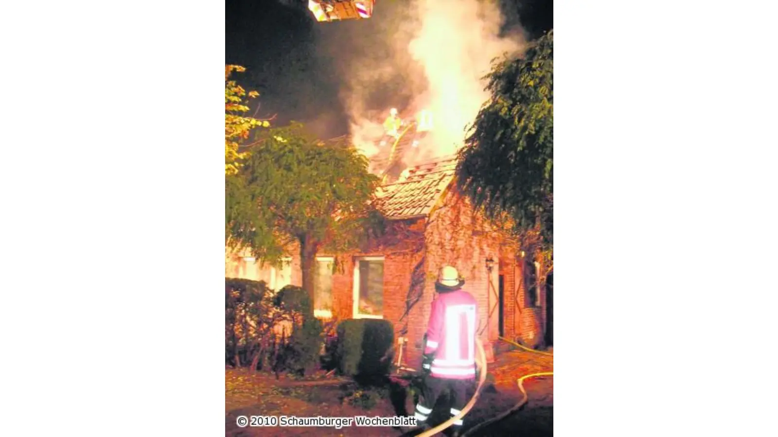 Feuerwehr löscht Dachstuhlbrand (Foto: wtz)