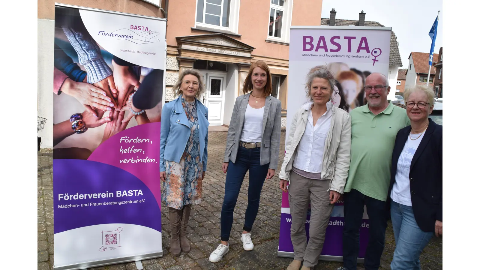 Vor dem neuen Domizil (v.l.n.r.): Gaby Hansel, Katharina Schwarze (VB Hameln-Stadthagen--Stiftung), Claudia Walderbach (BASTA), Wolfgang und Dagmar Behrens (BASTA-Förderverein). (Foto: ab)