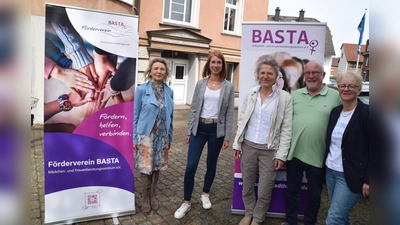 Vor dem neuen Domizil (v.l.n.r.): Gaby Hansel, Katharina Schwarze (VB Hameln-Stadthagen--Stiftung), Claudia Walderbach (BASTA), Wolfgang und Dagmar Behrens (BASTA-Förderverein). (Foto: ab)