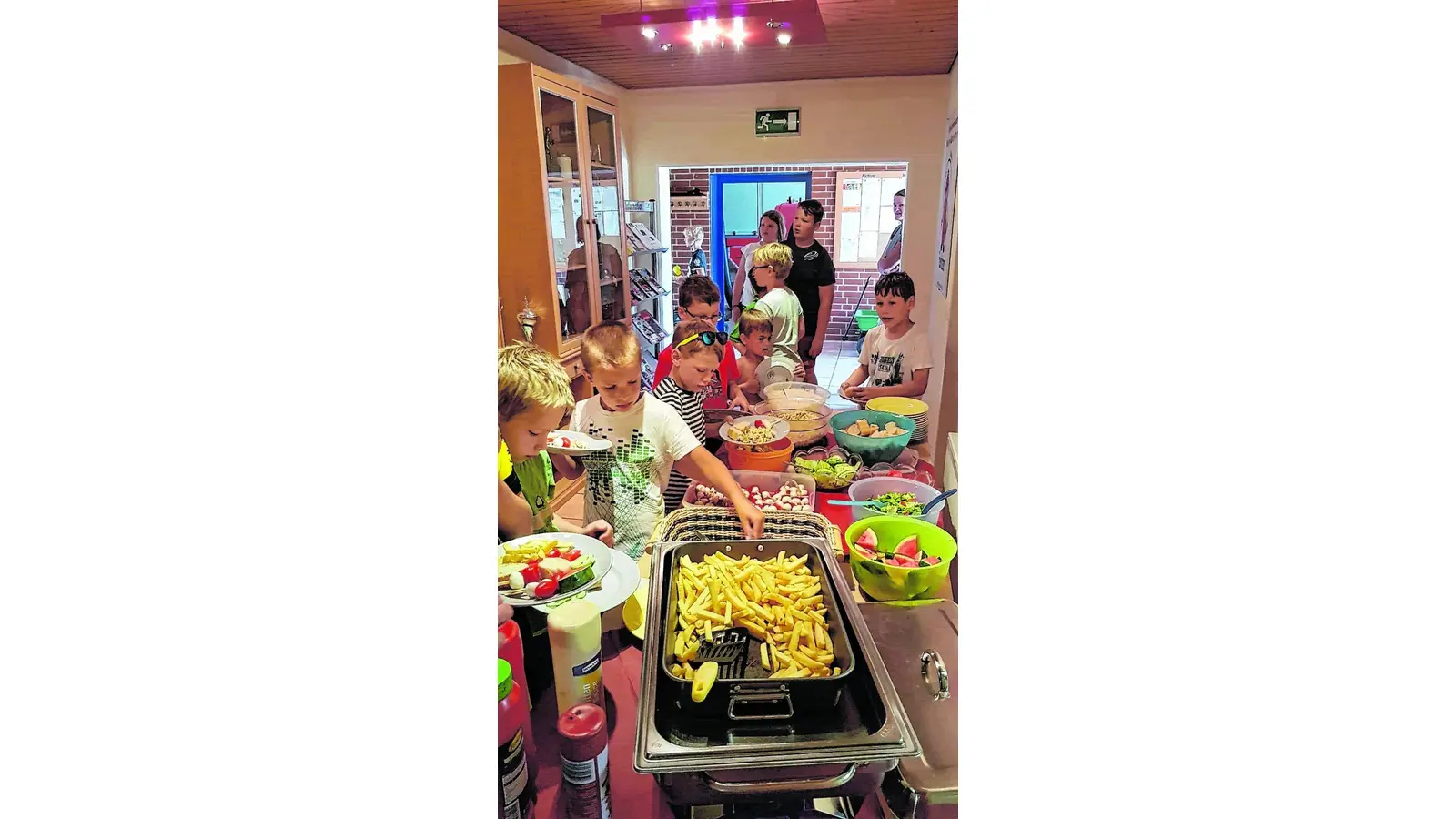 Kinder sammeln den Müll (Foto: nh)