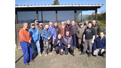 Die freiwilligen Helfer befreien das Jahnteich-Gelände vom Müll. (Foto: privat)