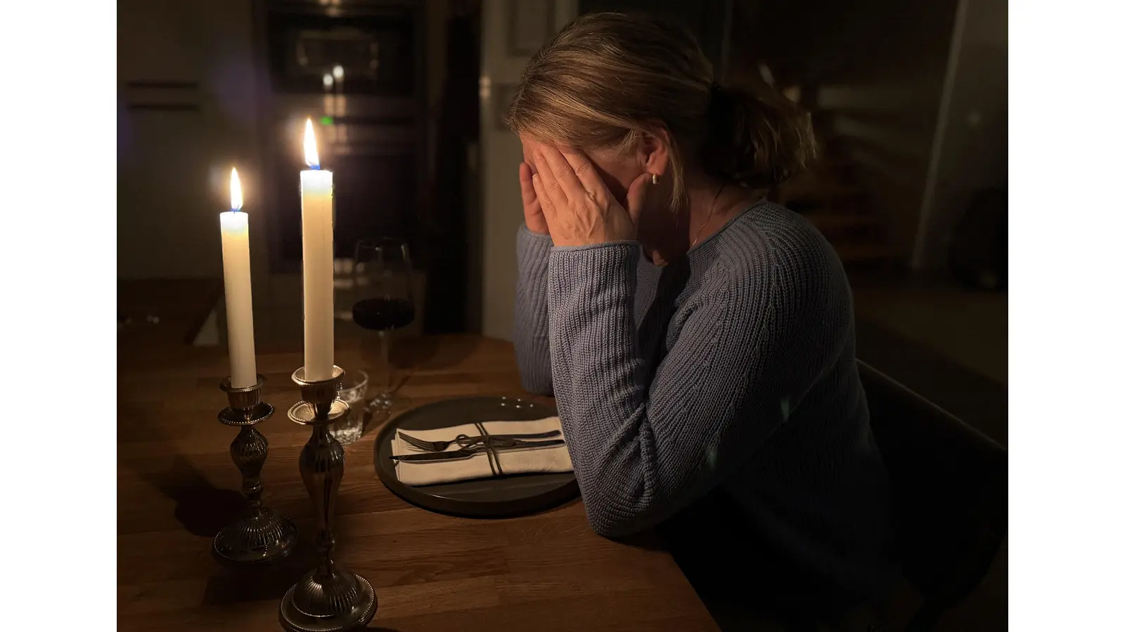 Wenn nur noch die Einsamkeit mit am Tisch sitzt und man in Depressionen verfällt, ist es höchste Zeit, sich wieder für andere Menschen zu öffnen. Angebote gibt es in den Städten viele.  (Foto: ste)