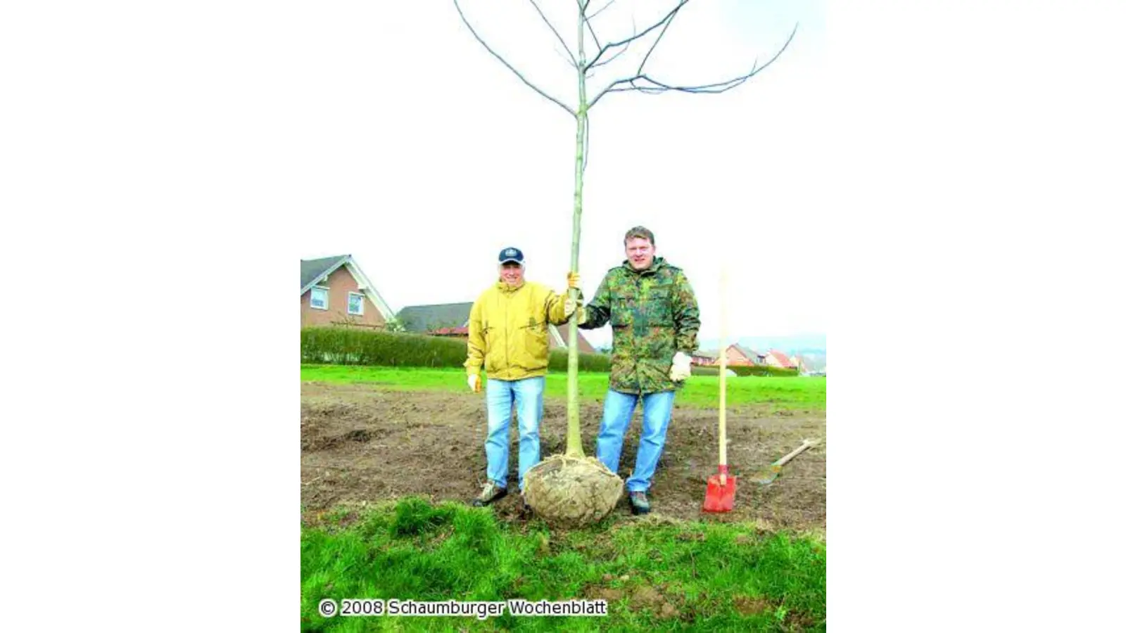 Dorfgemeinschaft pflanzt Baum des Jahres (Foto: tt)