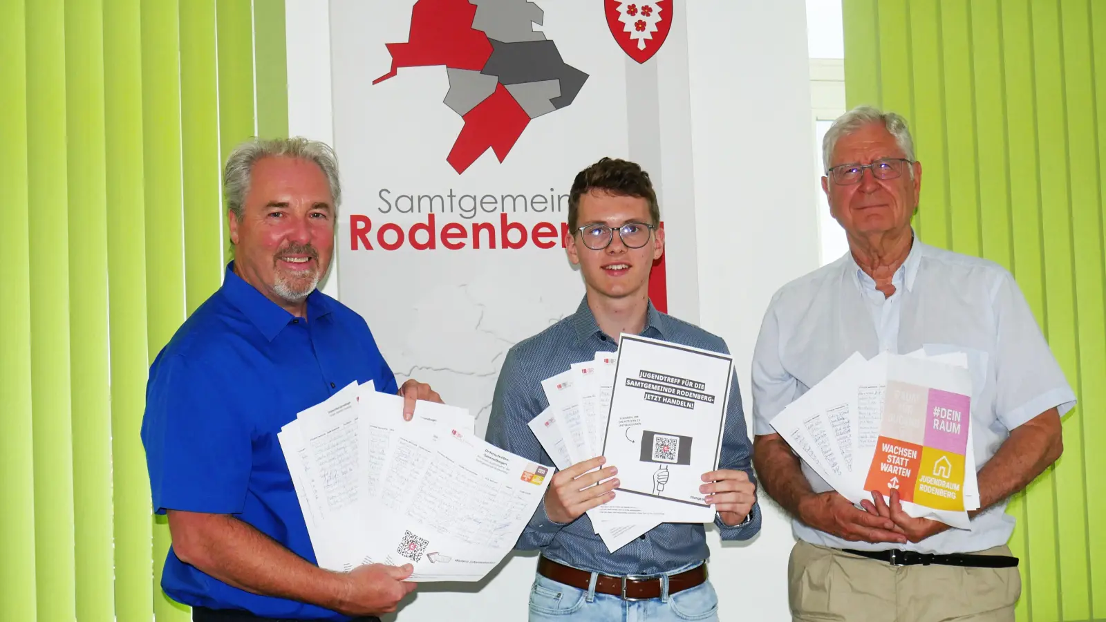 Samtgemeindedirektor Thomas Wolf (li.) und Ratsvorsitzender Börries von Hammerstein (re.) erhalten von Jannik Haschke die Unterschriftenlisten. (Foto: gk)
