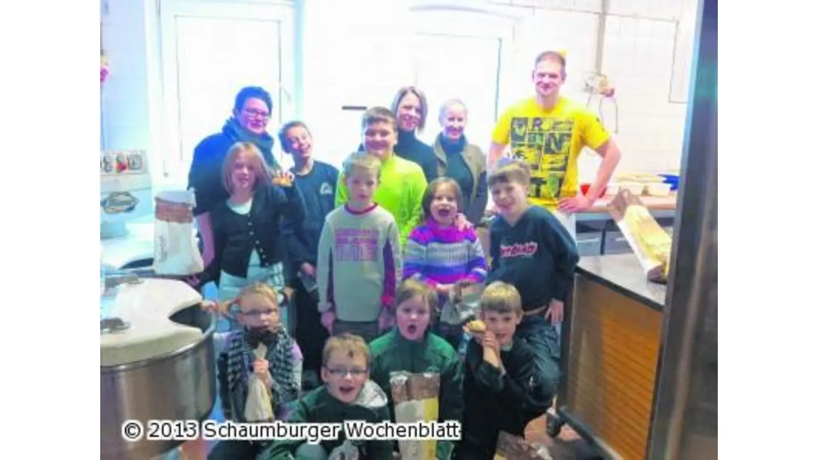 Die Kinder werfen einen Blick in die Bio-Backstube (Foto: em)