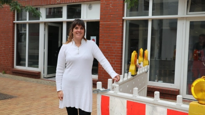 Vor dem Ladenlokal Südstraße 9. Hier zieht die Sparkasse vorübergehend ein: Citymanagerin Tanja Berg. (Foto: gi)