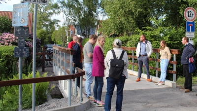 Hören zu: Ortsbürgermeister Martin Ehlerding und Mitglieder des Ortsrates.  (Foto: wb)