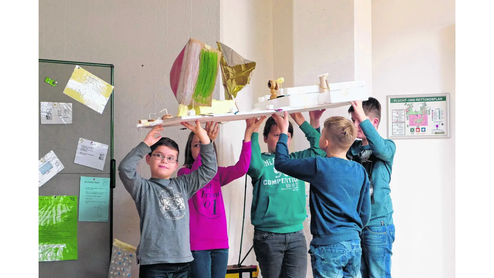 Mit Schiffen aus Müll dem Klimaschutz entgegensegeln (Foto: jl)