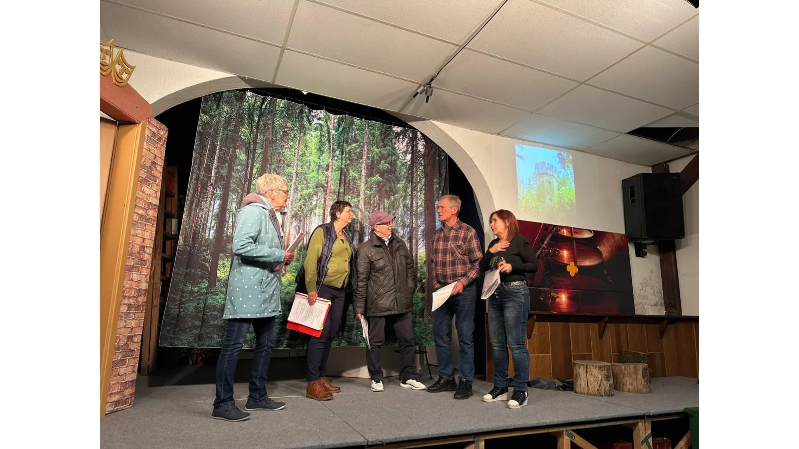 Theaterkiste Waltringhausen bei den Proben. (Foto: privat)