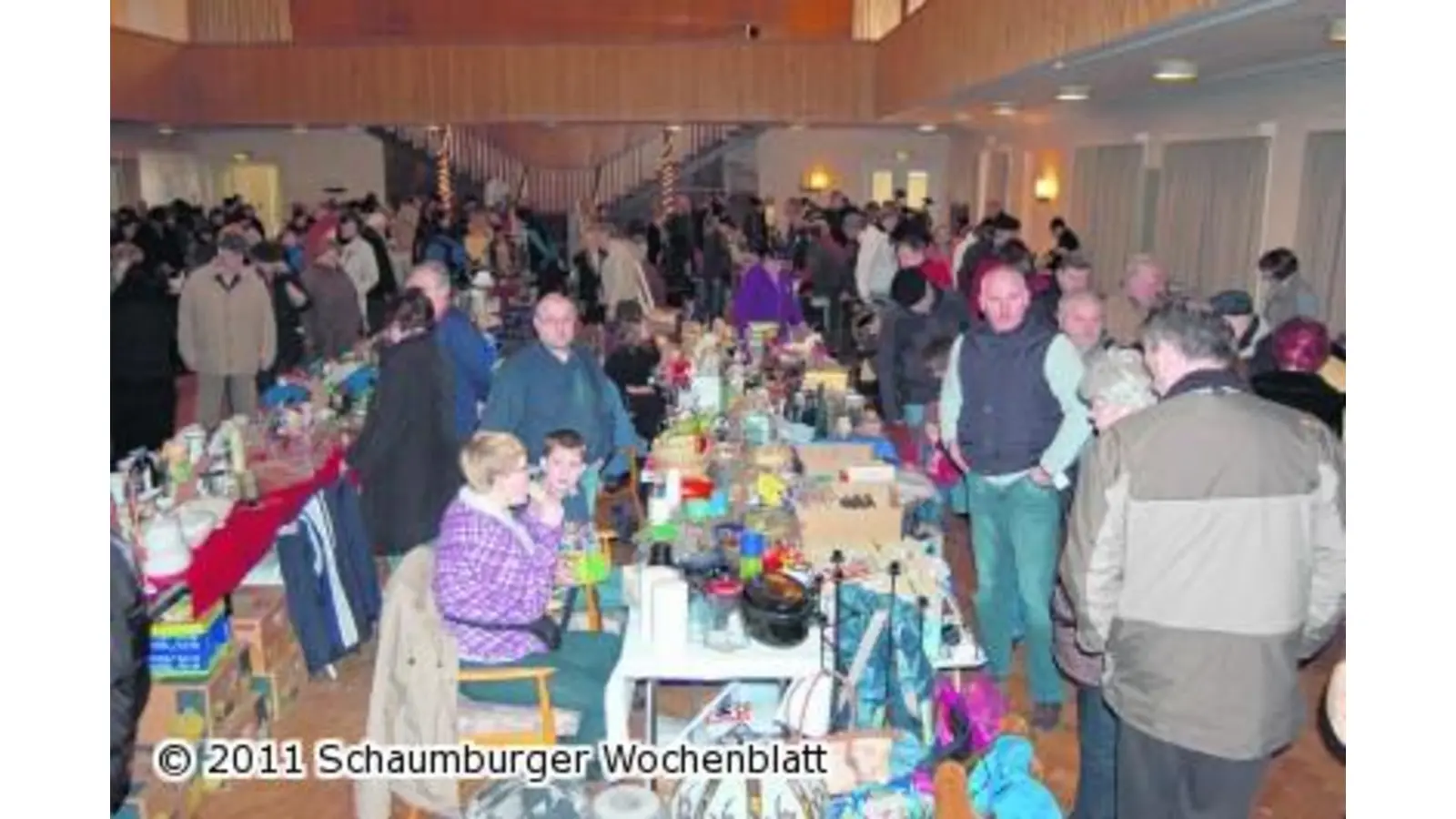 Hunderte sind auf Schnäppchenjagd (Foto: red)