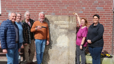 Feierliche Enthüllung des Jubiläumssteins (v.li.): Ulrich Troschke, Wilhelm Seegers, Heinrich Rust, Friedrich Stolte, Kirsten Gutleben und Sandra Ahl.  (Foto: gi)
