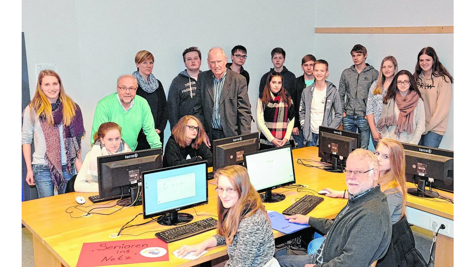 Schüler machen Senioren mit dem Internet vertraut (Foto: bt)