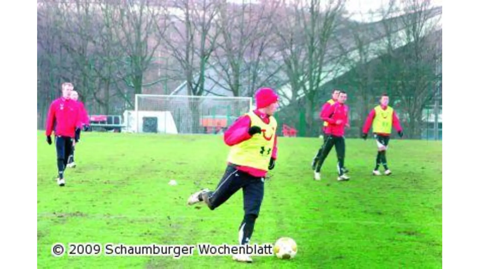 Treudoofe Verteidiger der Roten begleiten die Bayern-Stürmer nur (Foto: ro)