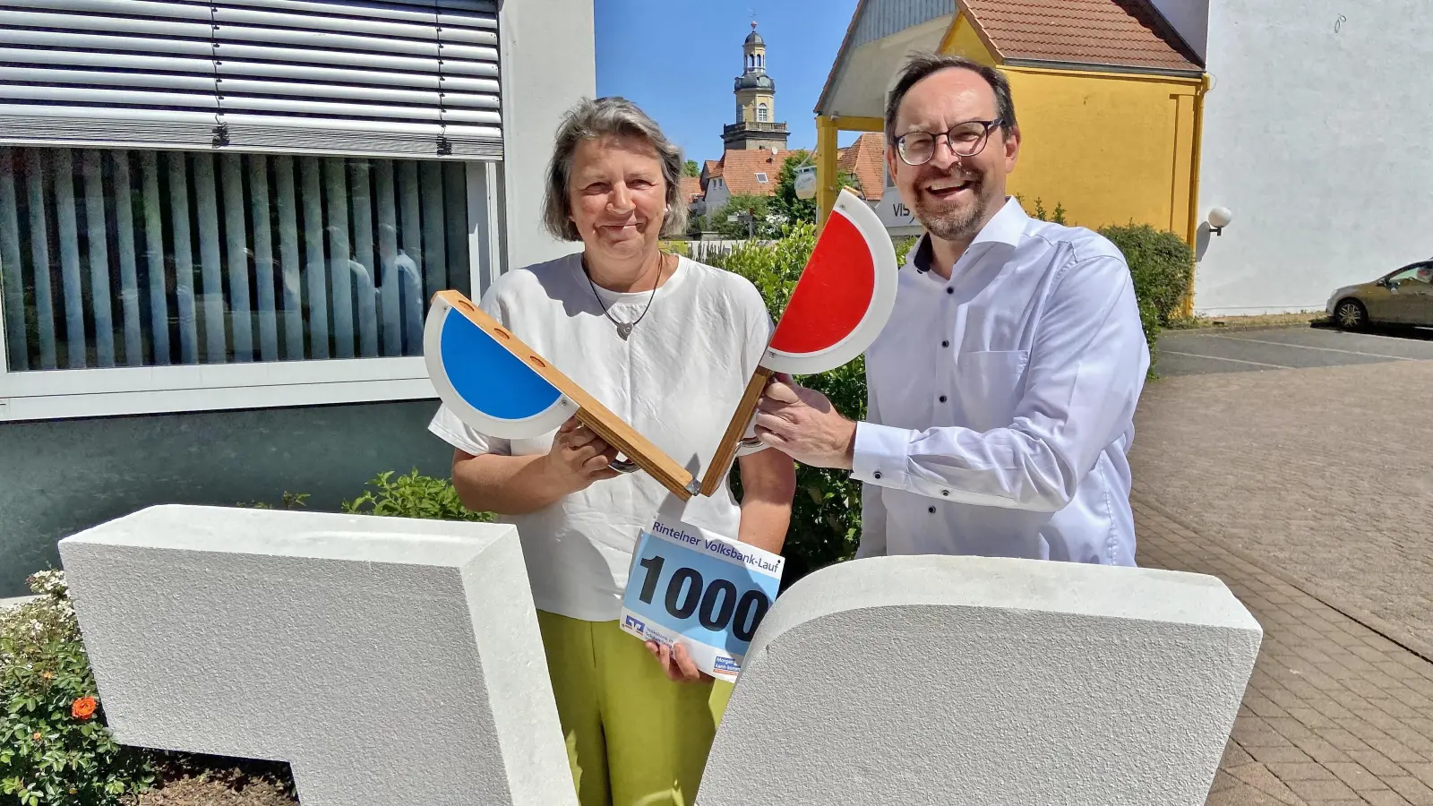 Volksbank Regionalleiter Manuel Wiegand versicherte Maike Wagenaar: „Wir werden den Lauf auch künftig unterstützen!“  (Foto: ste)
