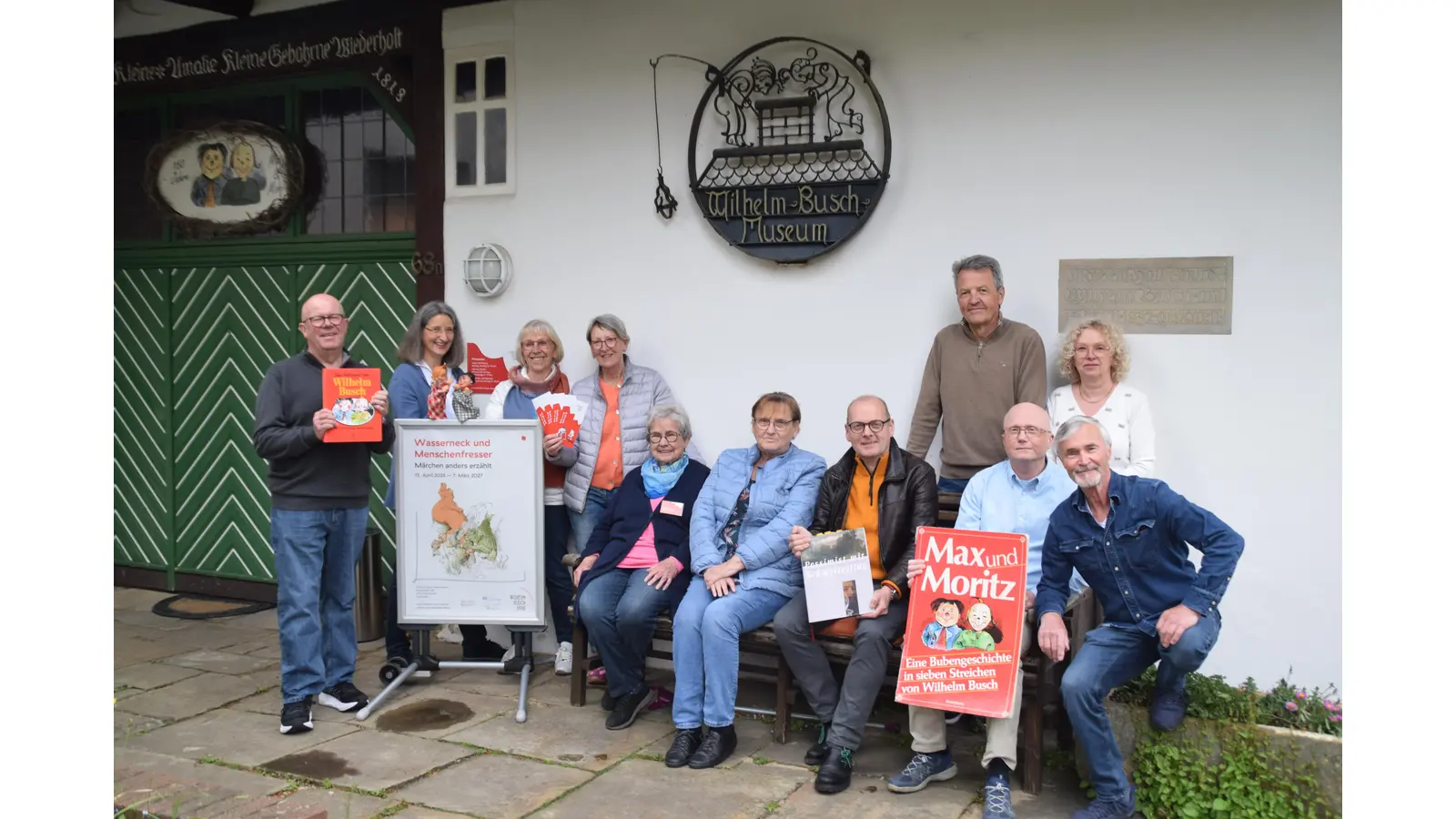 Vorstand und engagierte Teammitglieder vor dem Wilhelm-Busch-Geburtshaus. (Foto: ab)