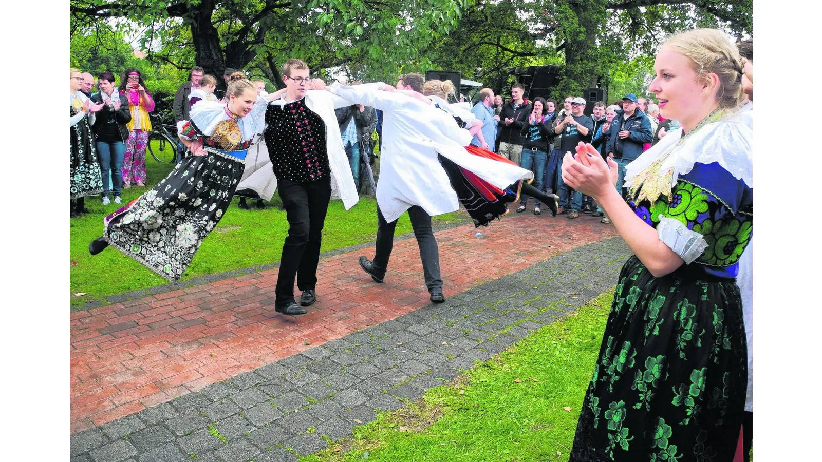 Lauenhäger bejubeln zwei Erntebauernpaare (Foto: wtz)