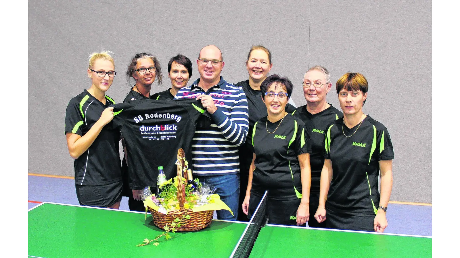 Neue Trikots für die Tischtennisdamen (Foto: bb)