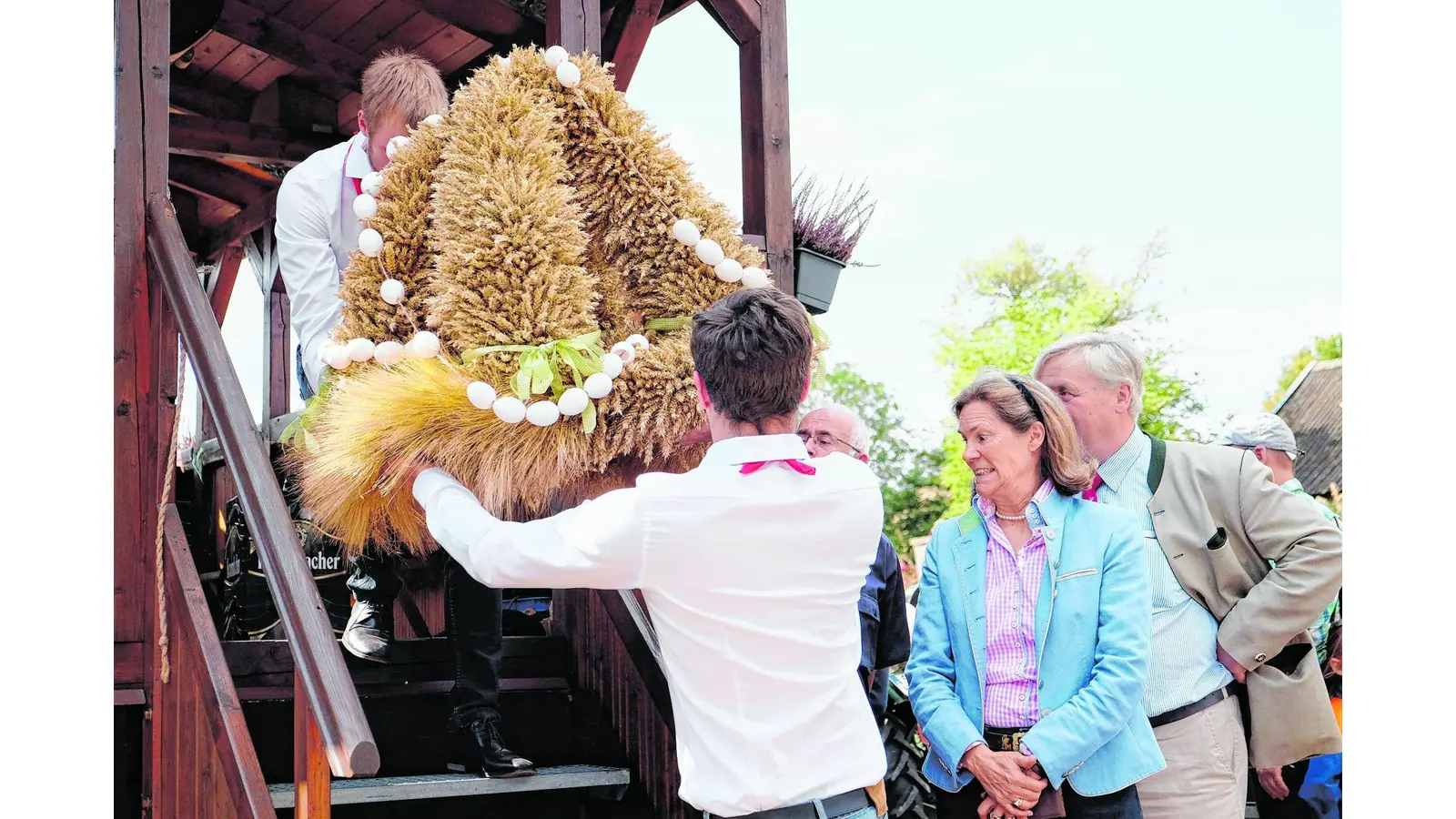 Wie eine Anakonda schlängelt sich der Ernteumzug durch das Land (Foto: jl)