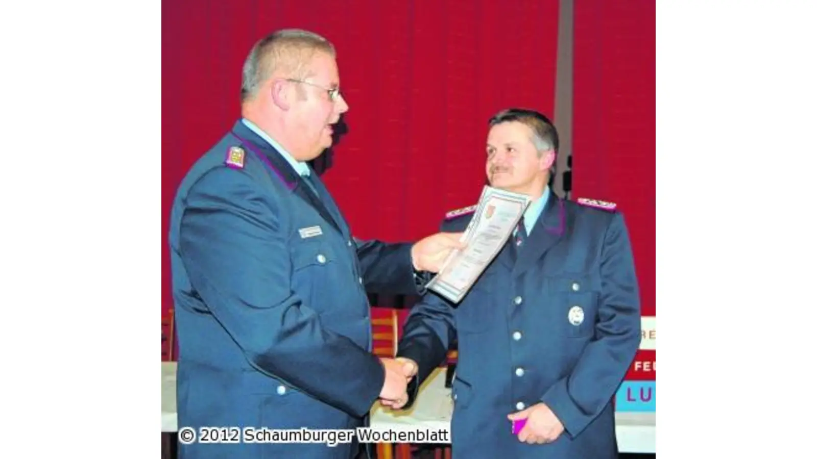 Thomas Hahne wird zum Brandmeister befördert (Foto: red)