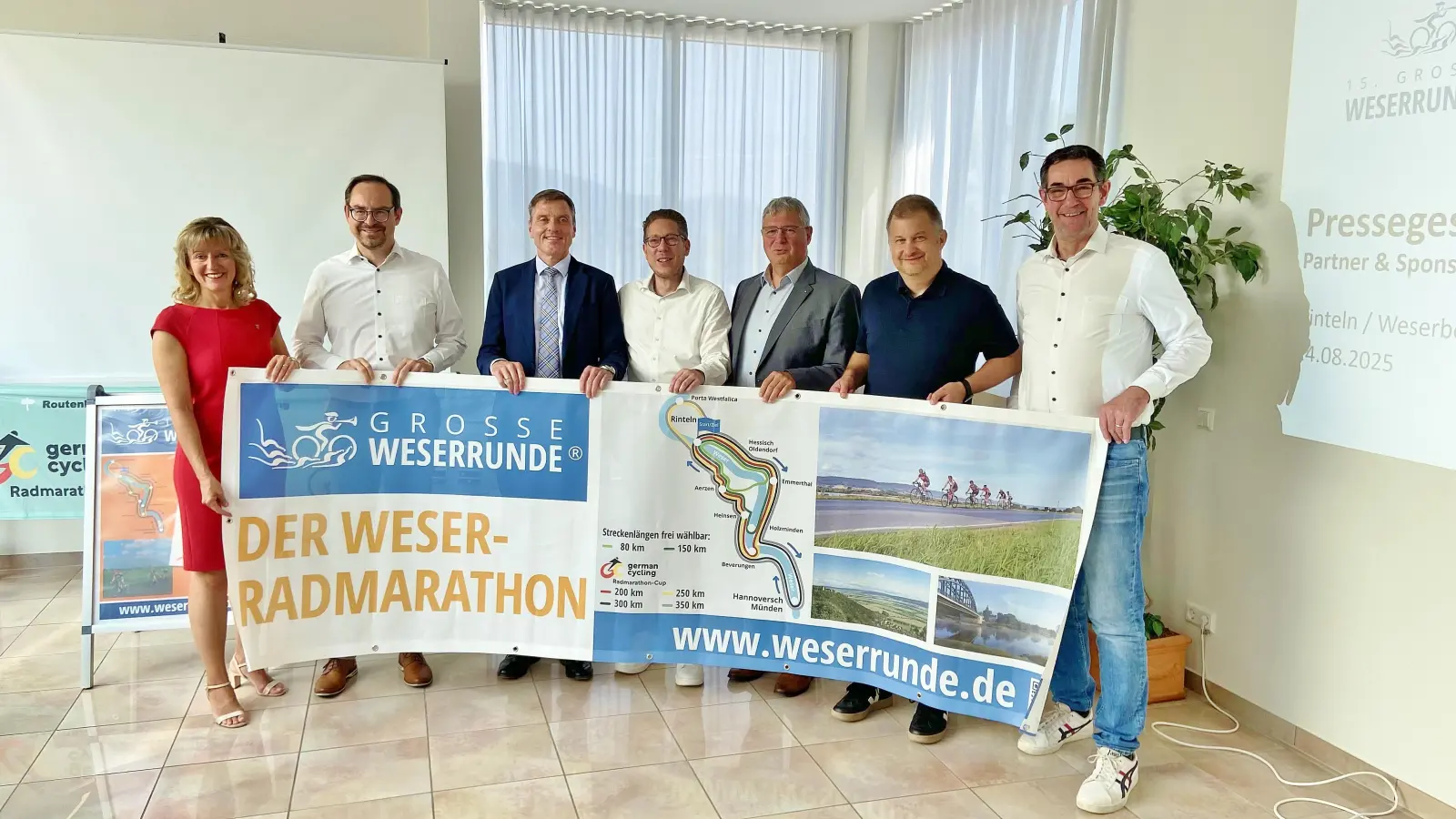 Organisatoren, Sponsoren und natürlich auch Bürgermeisterin Andrea Lange freuen sich, dass die 15. Auflage der „Großen Weserrunde” wieder stattfinden kann. Am 23. August werden die Teilnehmenden auf Strecken von 80 bis 350 Kilometer geschickt.  (Foto: ste)