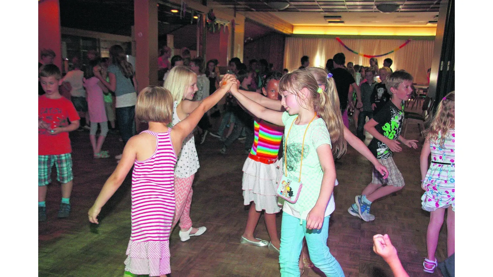 Mädchen kommen mit Täschchen und die Jungs machen sich schick (Foto: gi)