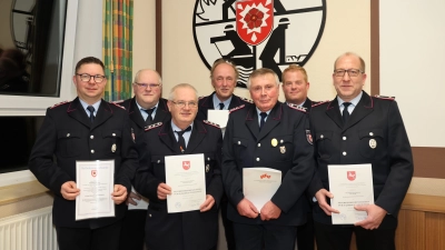 Die Geehrten und Beförderten von links: Hennig Bremer (Erster Hauptfeuerwehrmann), Heinz-Konrad Lübke (40 Jahre aktiv, Ortsbrandmeister), Dieter Wullkop (25 Jahre aktiv), Siegbert Krickhahn (25 Jahre), Heinz Wente (60 Jahre), Stefan Groß (Erster Hauptfeuerwehrmann) und Ulf Leyser (25 Jahre aktiv).  (Foto: Michael Jedamzik)