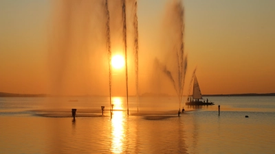 Wasserfontänen vor den Strandterrassen. (Archivbild: gi)