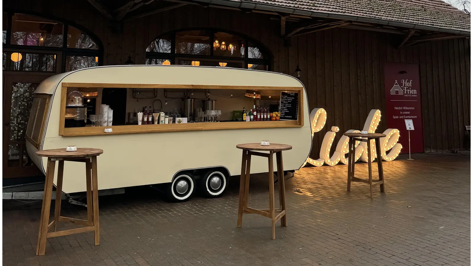 Bertas Bar wird auf dem Marktplatz Cocktails anbieten. Céline und Niklas sind mit ihrer mobilen Bar sonst unterwegs bei Hochzeiten und anderen Events. (Foto: privat)