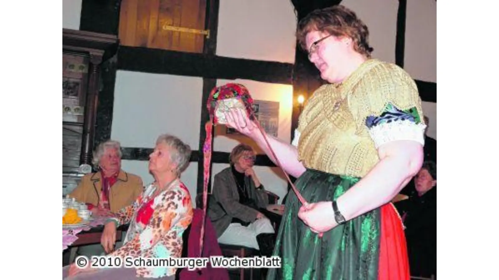Die Besucher erfahren viel Wissenswertes über Trachten (Foto: red)