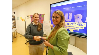 Jara Dietrichkeit nimmt die Gratulationen von ihrer Lehrerin Frau Dr. Ricarda Gäbel zum Erfolg beim Wettbewerb „Spuren schreiben” entgegen.  (Foto: Förderverein ehemalige Synagoge)