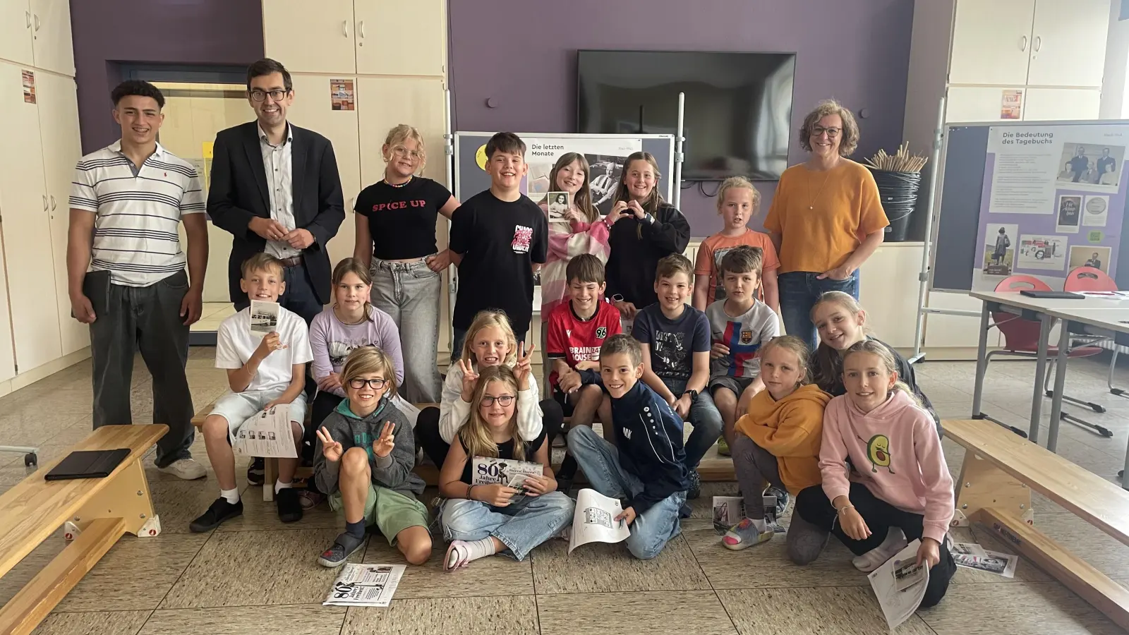 Für ein starkes Projektergebnis stellten die Schülerinnen und Schüler mit ihrer Lehrerin Meike Adler dem Landtagsabgeordneten Jan-Philipp Beck und weiteren Interessierten vor. (Foto: privat)
