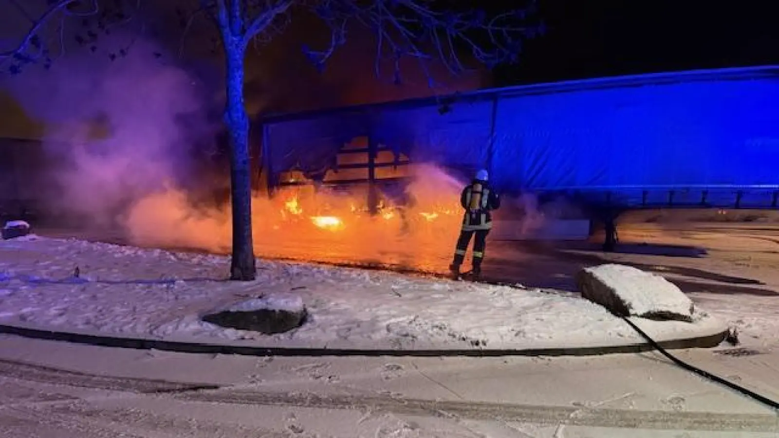 Als die Einsatzkräfte eintrafen, stand der hintere Teil des Aufliegers bereits in Flammen. (Foto: Feuerwehr)