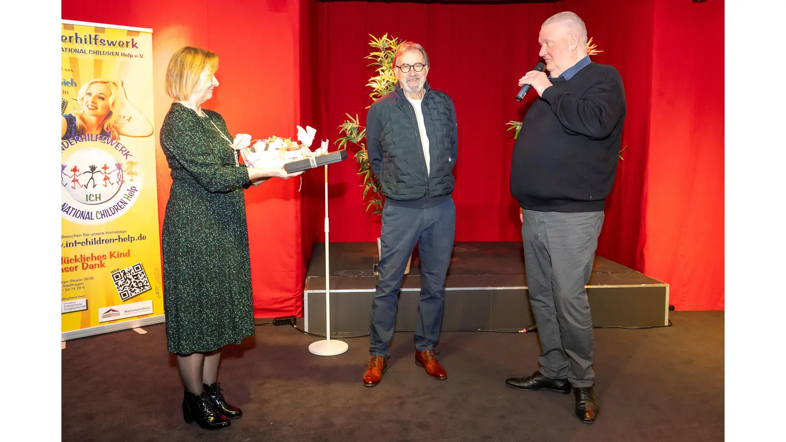 Den Dank der Belegschaft und des Vorstandes richtete Sigrun Baule (Leiterin ASB-Buchhaltung) an Klaus Fricke (Mitte), der als ASB-Vize am 1. Januar in den Ruhestand gegangen ist.  (Foto: Sven Grabe)