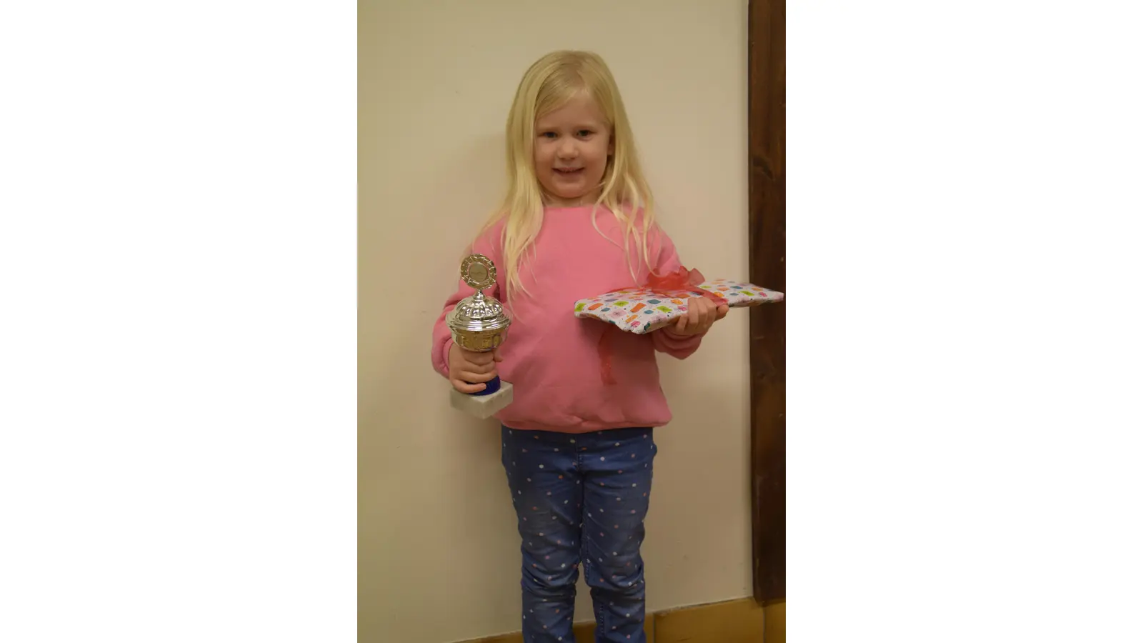 Greta Wildhagen (5 Jahre) mit dem Werner-Heinsch-Pokal und einem Geschenk. (Foto: ab)