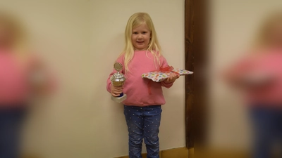 Greta Wildhagen (5 Jahre) mit dem Werner-Heinsch-Pokal und einem Geschenk. (Foto: ab)
