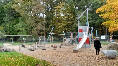 Haben begonnen: Bauarbeiten zur Umgestaltung des Spielplatzes. (Foto: wb)